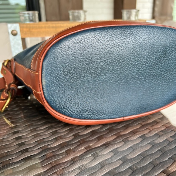 Vintage Coach #4232 Sheffield Bucket Navy with Tan Trim Sheridan Bag - Picture 5 of 10